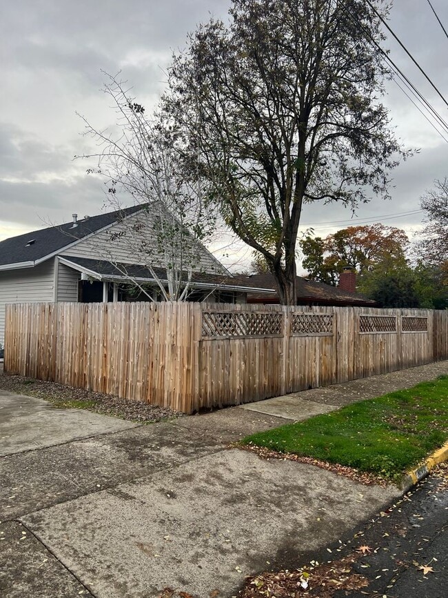Building Photo - 3BED 2.5BATH HOME NEAR DOWNTOWN