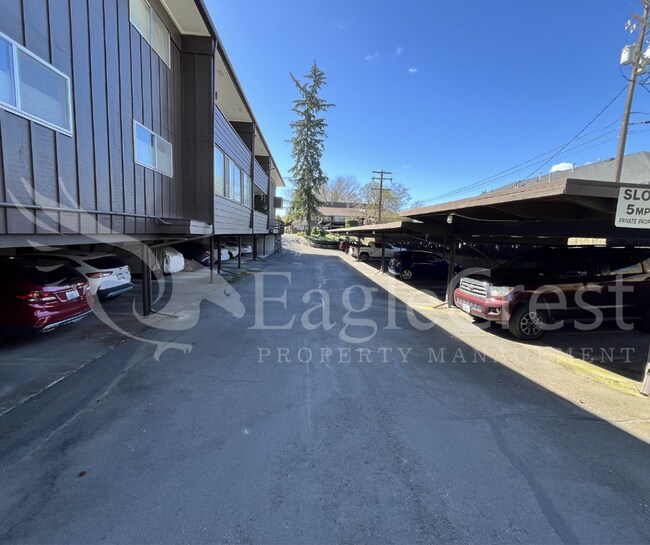 Foto del edificio - Convenient 2 Bedroom 2 Bathroom Condo Living "In The Trees" with On-Site Amenities