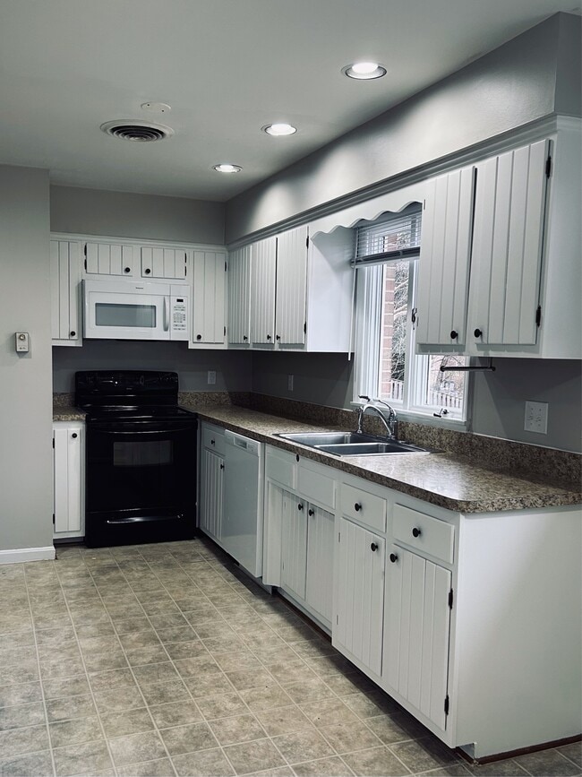 Building Photo - 413 Briarmont Dr