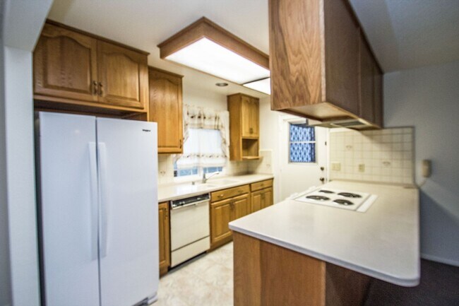 Building Photo - This lovely North Oxnard 4 bedroom 2 bath ...