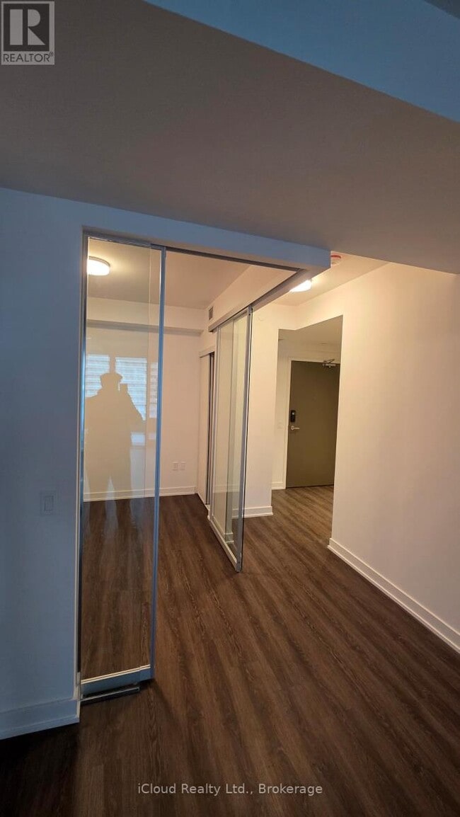 Building Photo - 448 Burnhamthorpe Rd W