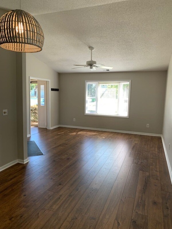 Foto del edificio - 10232 Rose Meadow Ln