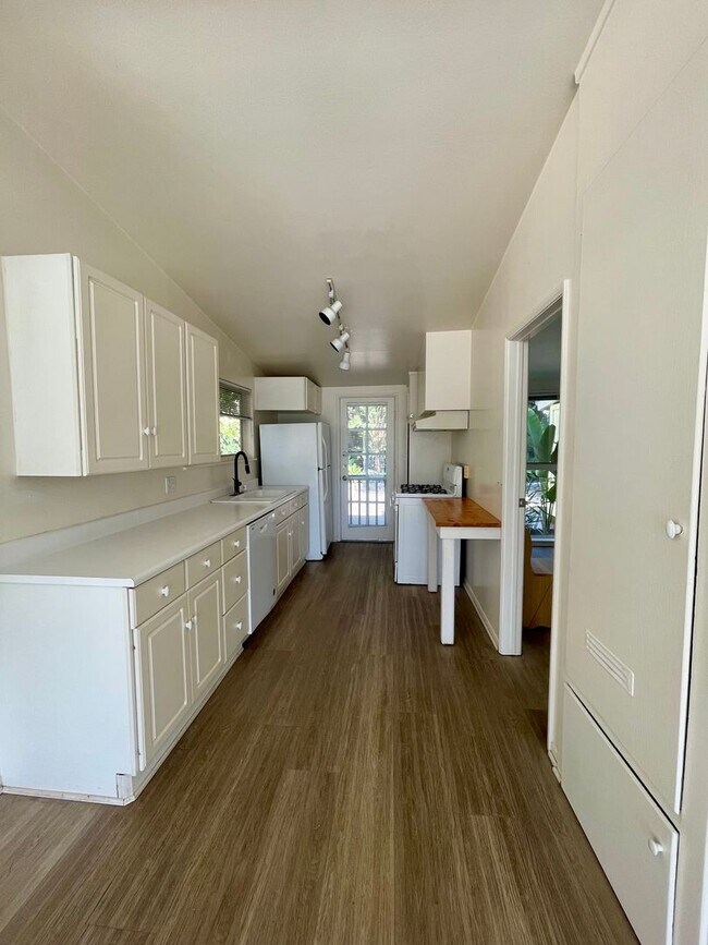 Building Photo - Classic Pierpont Beach House | 10-Month Lease | Just Steps to the Sand