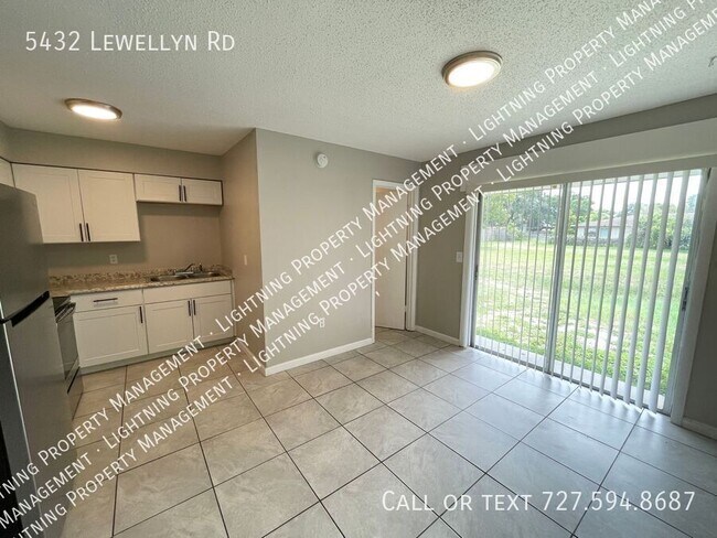 Foto del edificio - 5432 Lewellyn Rd