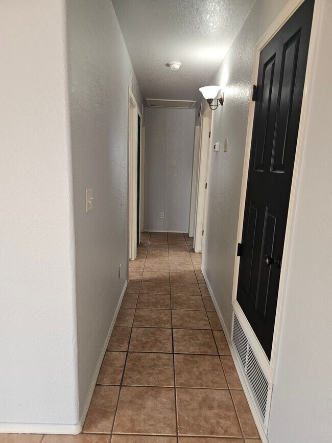 Building Photo - Large Home in Huachuca City!