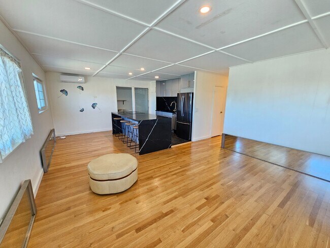 Foto del edificio - 3-Beds, 1.5-Bath Apartment with One tandem driveway parking space.