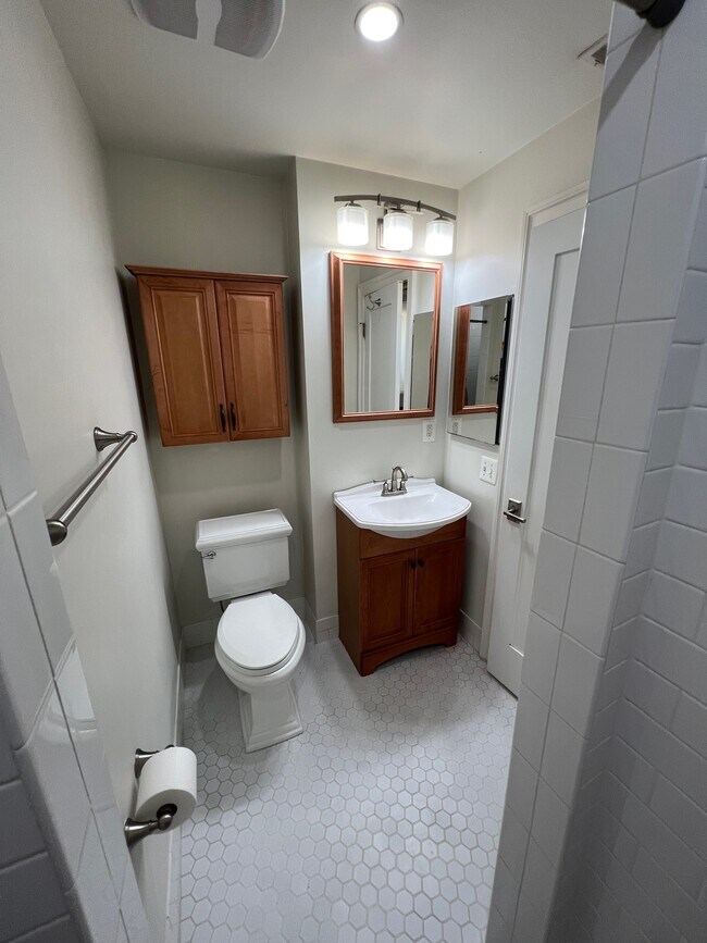 Cuarto de baño para huéspedes - 3220 17th St NW