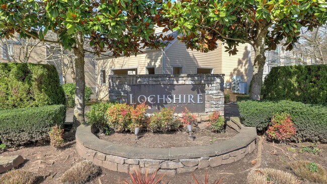 Building Photo - Updated Kirkland Townhome in Lochshire Condominiums with Premium Amenities- Available NOW