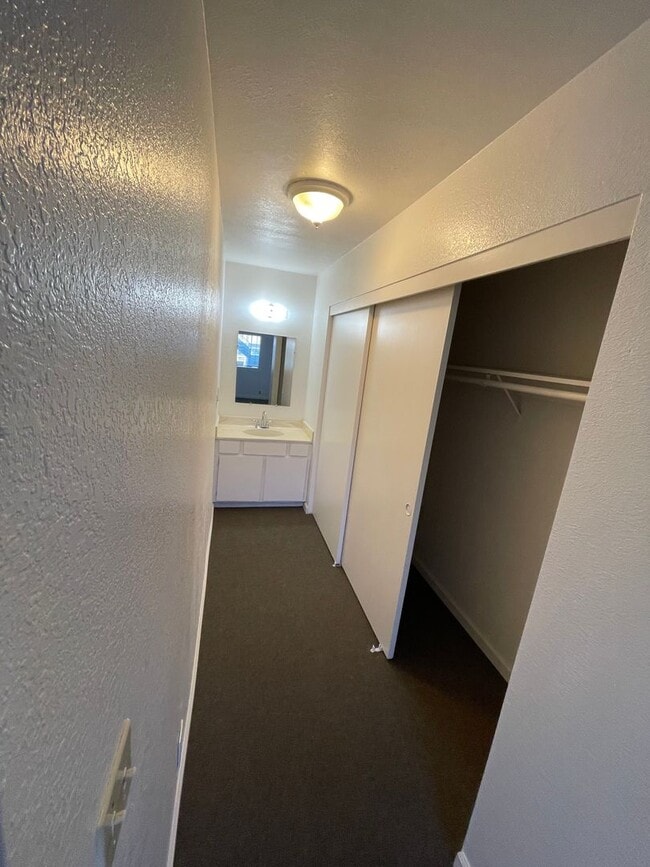 Building Photo - La Tierra Garden Apartments (2 Bed 1 Bath)