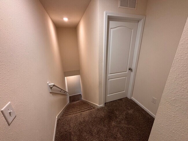 Foto del edificio - Beautiful 2 Bed, 2.5 Bath Townhome with Water View