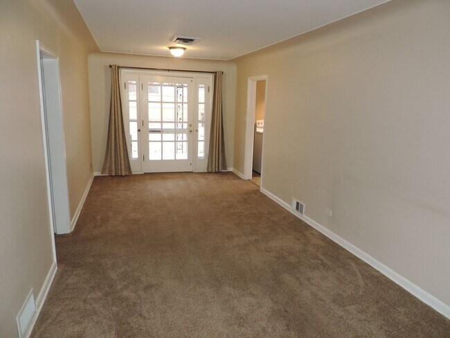 Building Photo - Montclair 2 Bedroom, 1 Bath Home (Availabl...