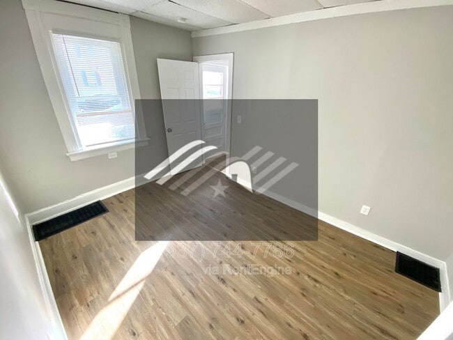 Building Photo - 906 Vine St