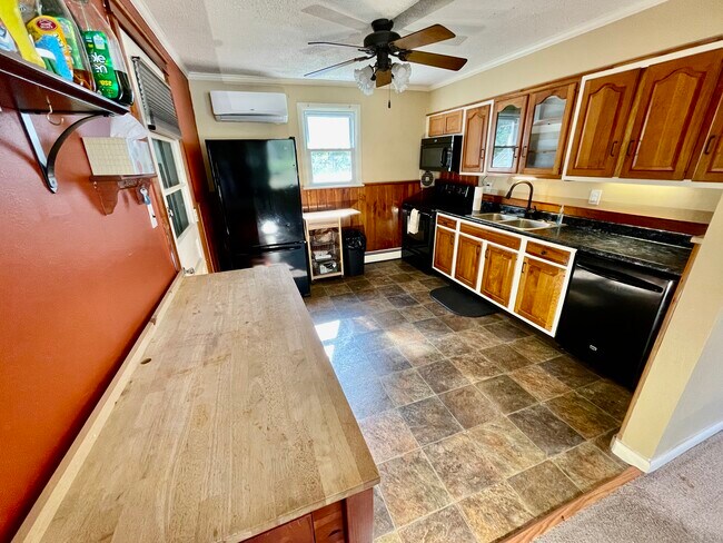 Clean modern kitchen with matching appliances - 4721 Hillside Rd