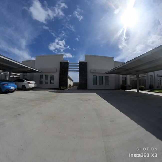 Building Entrance - 2022 Summerland Ln