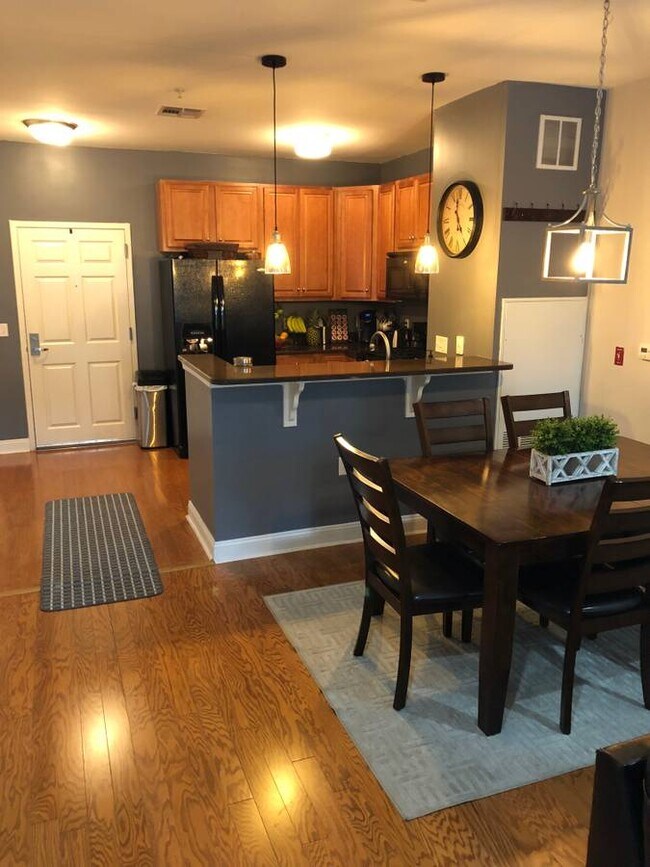 Building Photo - 300 W Elm St