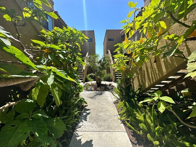 Building Photo - Charming 2B/1BA Second Floor Condo in Nort...