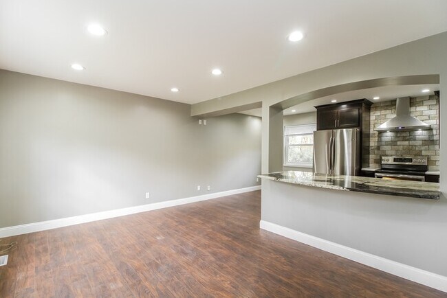 Building Photo - Gorgeous 4 Bedroom in Great Location