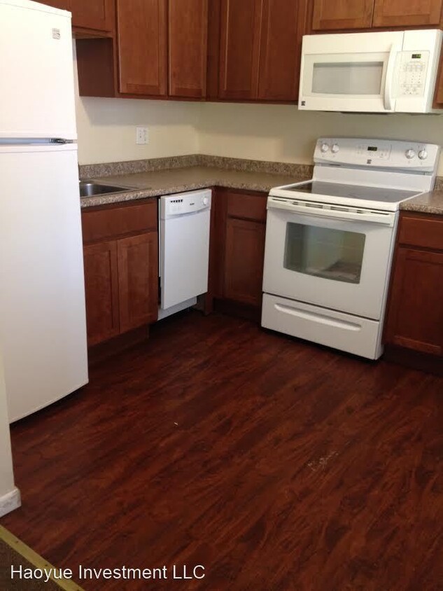 Building Photo - 2 br, 1 bath Apartment - 1341-1389 Monomoy...