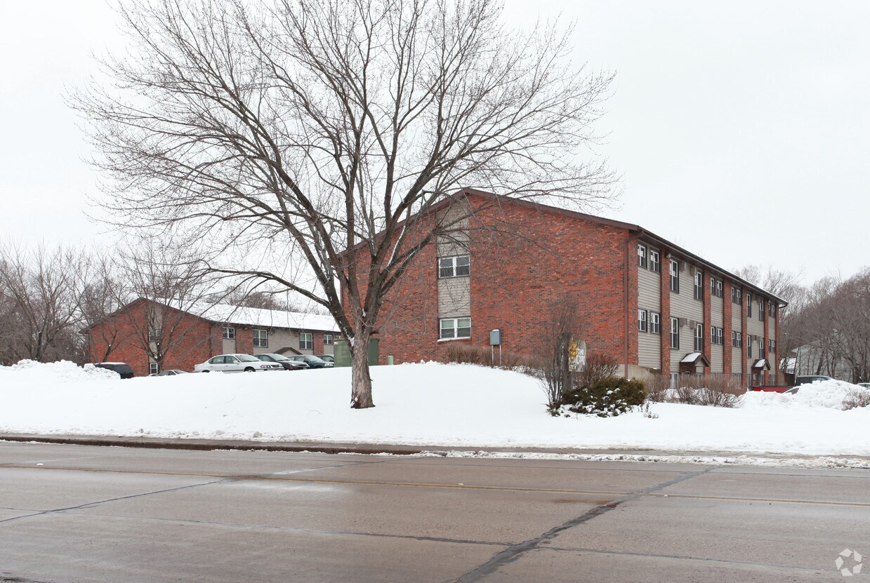 Brittany Court - Brittany Court Apartments