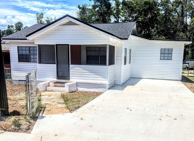 Building Photo - 1706 Saxon St