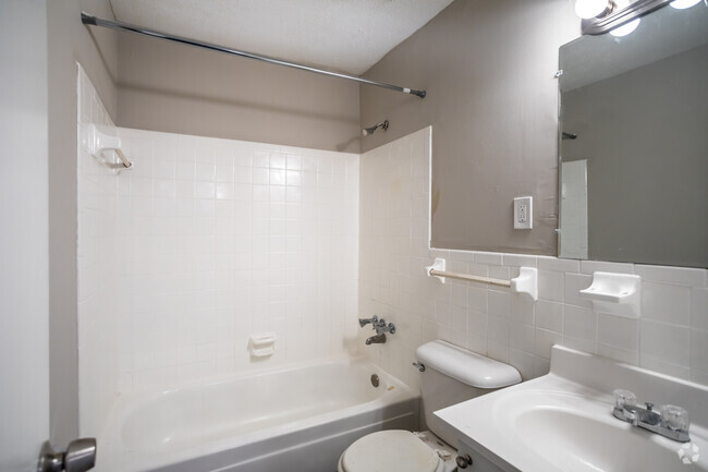 2 BR, 1 BA - 850 SF - The Willows - Newly Renovated