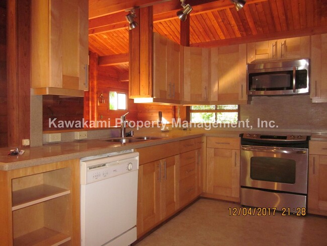 Building Photo - Available June 1, 2024 - Large Home in Lus...
