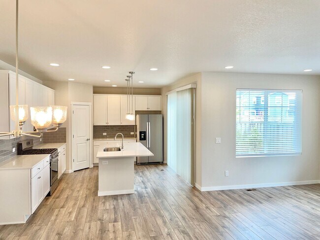 Building Photo - Three Years Old, 3 Bedroom Pathway Home