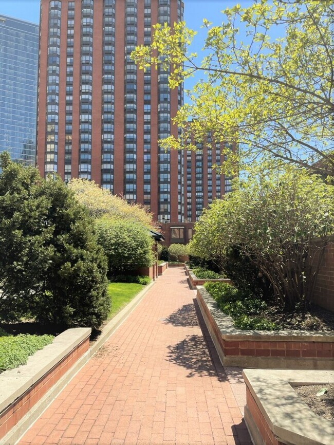 Foto del edificio - 801 S Plymouth Ct
