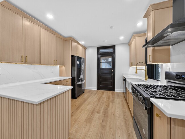 Foto del edificio - 6145 W Rosedale Ave