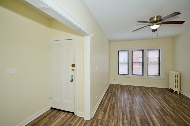 Foto del edificio - 1355 W Touhy Ave