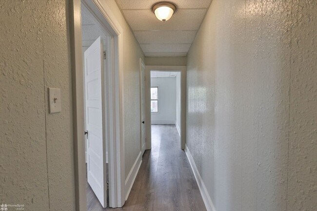 Building Photo - Brand-new renovated apartment with high en...