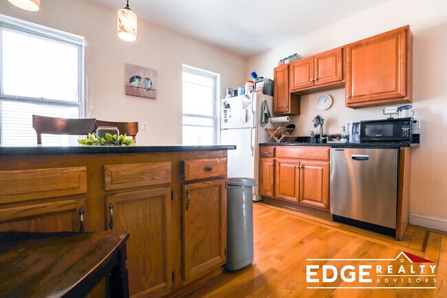 Building Photo - 44 Easton St