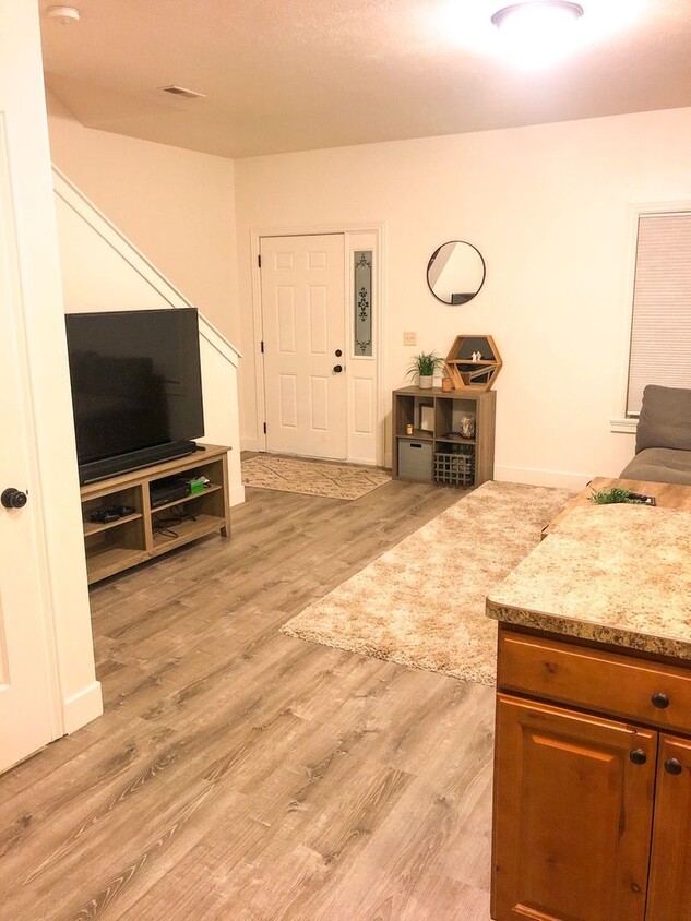 Primary Photo - Come home to a 3 bed, 2.5 bath townhome fo...