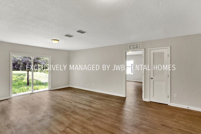 Foto del edificio - 6064 Diamond St