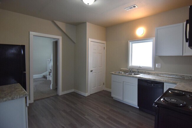 Foto del edificio - 3 Bedroom 2 Bathroom 2 Stall Garage
