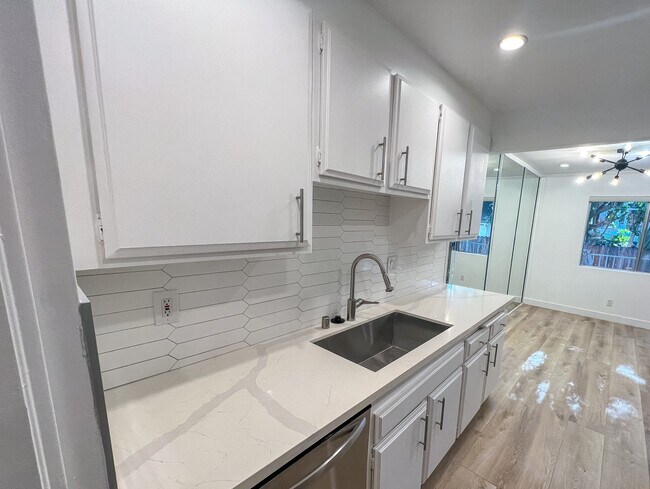 Building Photo - 1515 S Beverly Dr