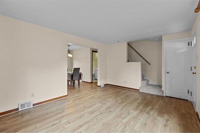 Building Photo - MUST SEE LARGE HOME FOR LEASE!