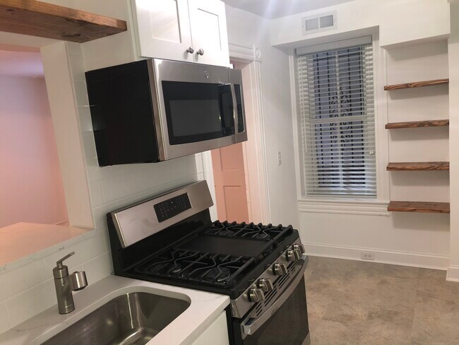 Foto del edificio - 2508 Cliffbourne Pl NW