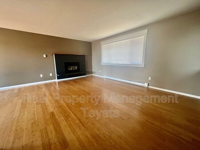 Building Photo - 2409 Crestline Dr
