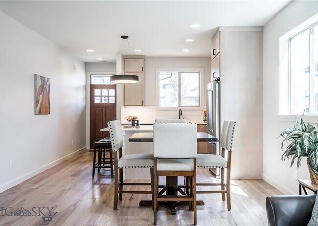 Foto del edificio - 2046 Dennison Ln