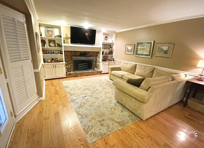 Building Photo - 3060 Brookview Dr