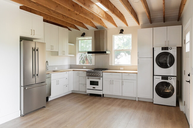 Building Photo - 2841 Los Feliz Dr