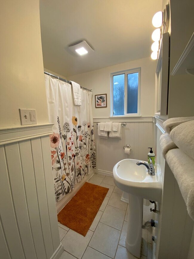 Foto del edificio - Pet Friendly |Stylish 3 Bedroom | 2 Bath Duplex in The Dalles – Great Location & Modern Comforts