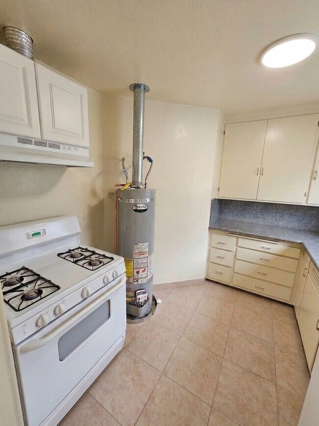 Foto del edificio - Recently Remodeled 1 Bedroom Duplex Unit Looking for a new tenant!