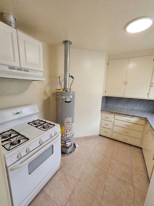 Foto del edificio - Recently Remodeled 1 Bedroom Duplex Unit Looking for a new tenant!