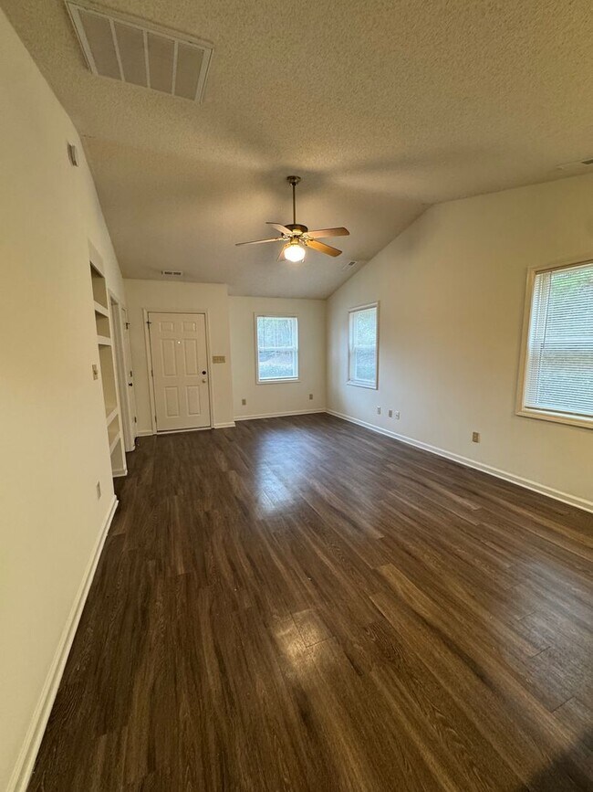 Building Photo - 111 Birdie Ct