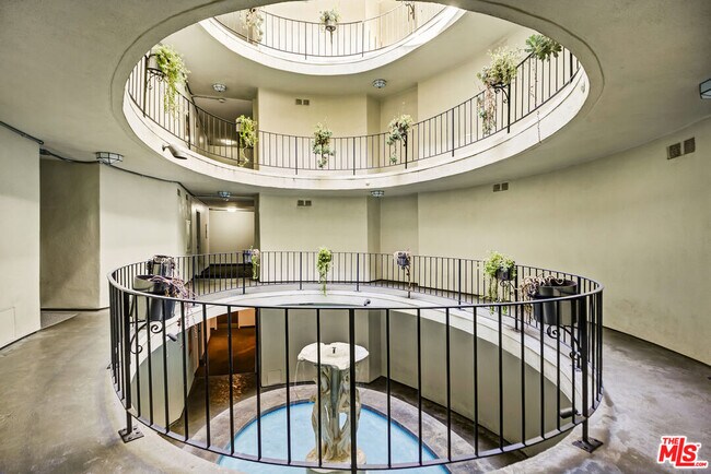 Foto del edificio - 2260 N Cahuenga Blvd
