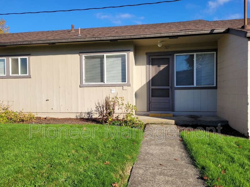 767 NE Alameda Ave, Roseburg, OR 97470 Condo for Rent in Roseburg, OR