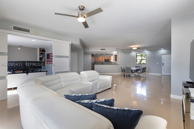Foto del edificio - 8390 SW 72nd Ct