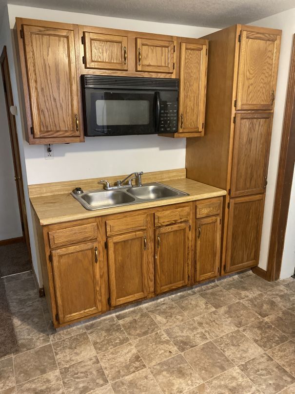 Building Photo - 604 N Bauer St